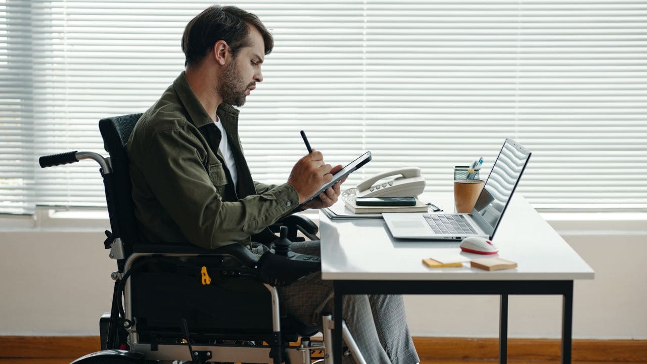 Diferencia de importe entre la incapacidad permanente total y la incapacidad permanente absoluta./ Licencia Adobe Stock