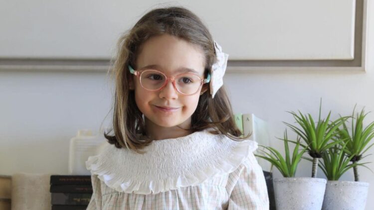 Elenita, pequeña con enfermedad de NEDAMSS enfermedad neurodegenerativa