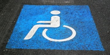 Luz verde del Congreso a aumentar la sanción por aparcar en plazas PMR sin acreditación