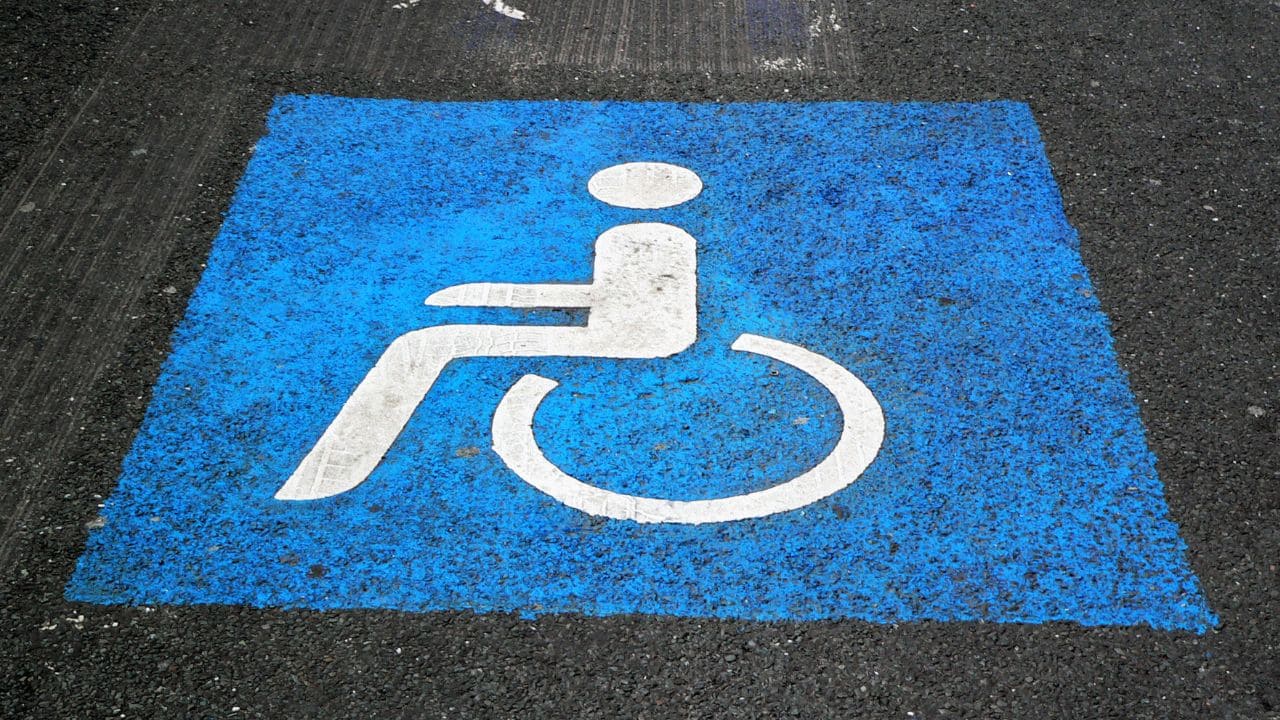 Luz verde del Congreso a aumentar la sanción por aparcar en plazas PMR sin acreditación