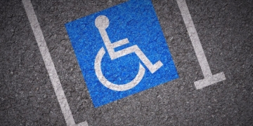 Plaza de aparcamiento reservada para personas con movilidad reducida (PMR)