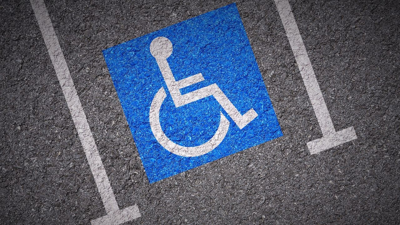 Plaza de aparcamiento reservada para personas con movilidad reducida (PMR)