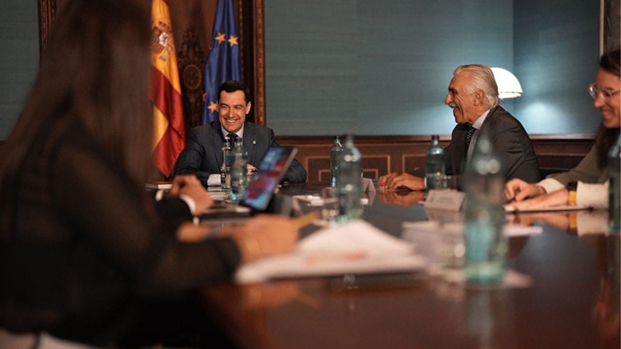 Juanma Moreno durante su encuentro con representantes de la Fundación Luzón y la Asociación ELA Andalucía