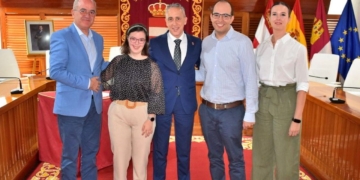 Álvaro Bermejo y Almudena Rodríguez, ambos con discapacidad intelectual, toman posesión como funcionarios en el Ayuntamiento de Puertollano