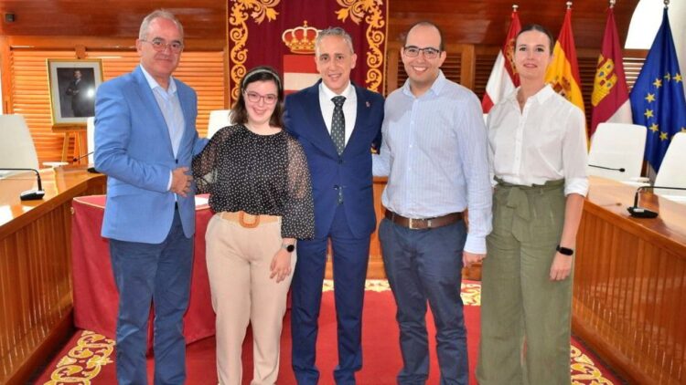 Álvaro Bermejo y Almudena Rodríguez, ambos con discapacidad intelectual, toman posesión como funcionarios en el Ayuntamiento de Puertollano