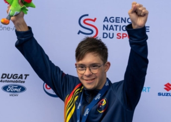 Guillermo Gracia, nadador con síndrome de Down, recibe la medalla de oro de la Federación Extremeña de Natación