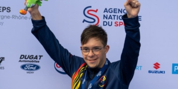 Guillermo Gracia, nadador con síndrome de Down, recibe la medalla de oro de la Federación Extremeña de Natación
