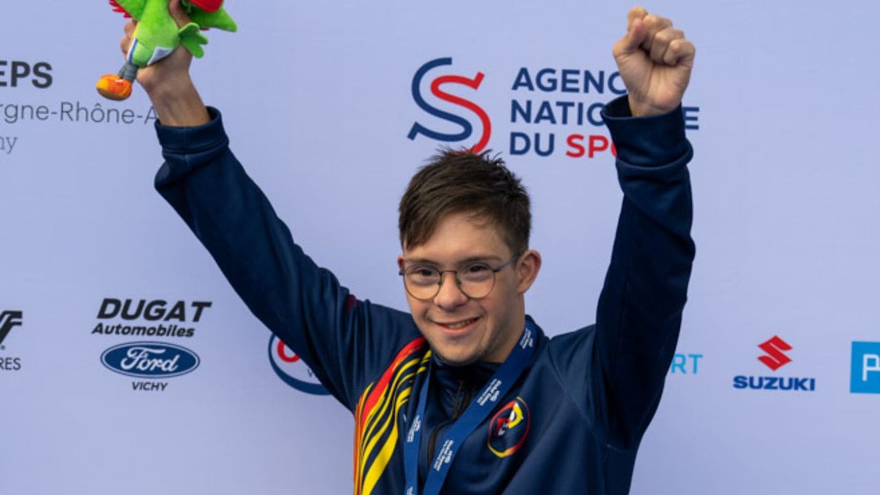 Guillermo Gracia, nadador con síndrome de Down, recibe la medalla de oro de la Federación Extremeña de Natación