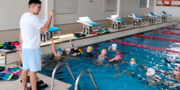 Guillermo Gracia, nadador con síndrome de Down, impartiendo clases de natación