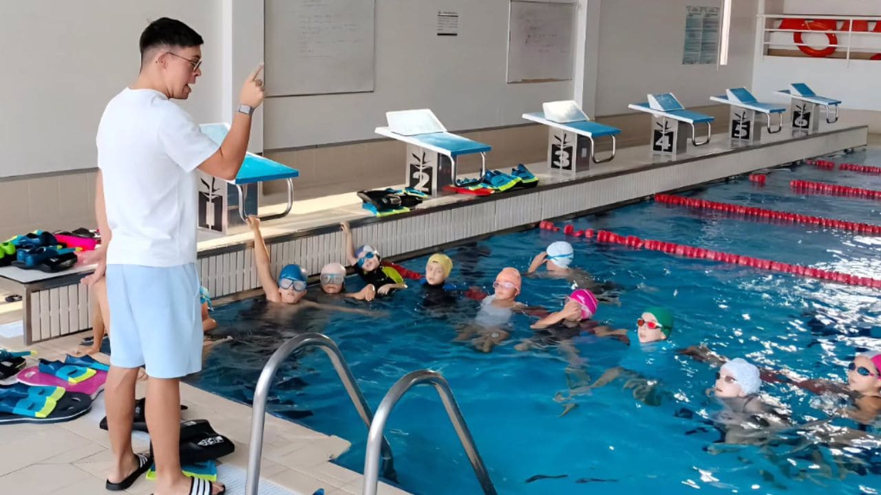 Guillermo Gracia, nadador con síndrome de Down, impartiendo clases de natación