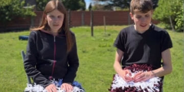 Hermanos ciegos inician un emprendimiento de alfombras artesanales