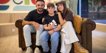 Illo Juan y Lola Índigo con Mario en la sede de la Fundación Juegaterapia