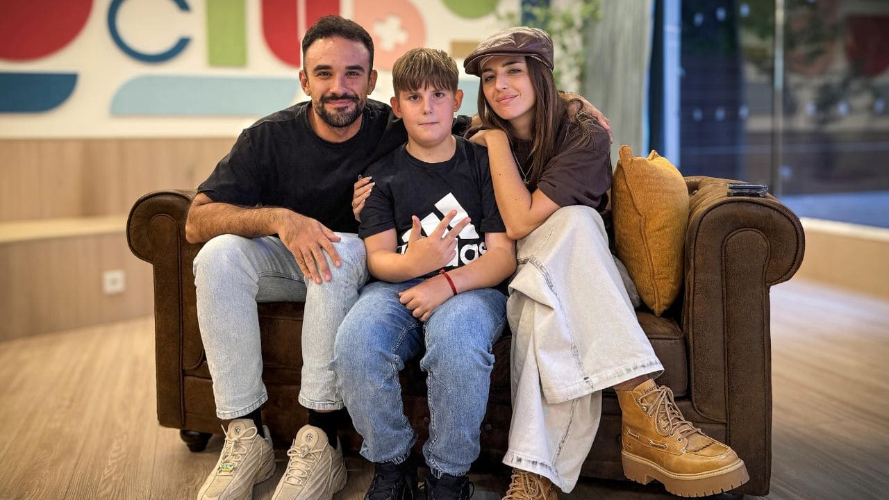 Illo Juan y Lola Índigo con Mario en la sede de la Fundación Juegaterapia