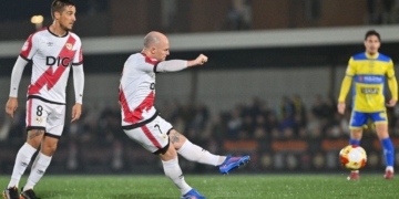 Isi Palazón, jugador del Rayo Vallecano, le entrega sus botas a un aficionado en silla de ruedas