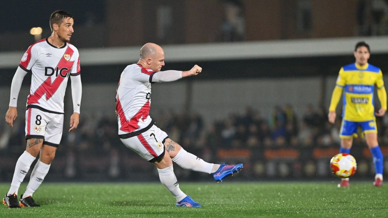 Isi Palazón, jugador del Rayo Vallecano, le entrega sus botas a un aficionado en silla de ruedas