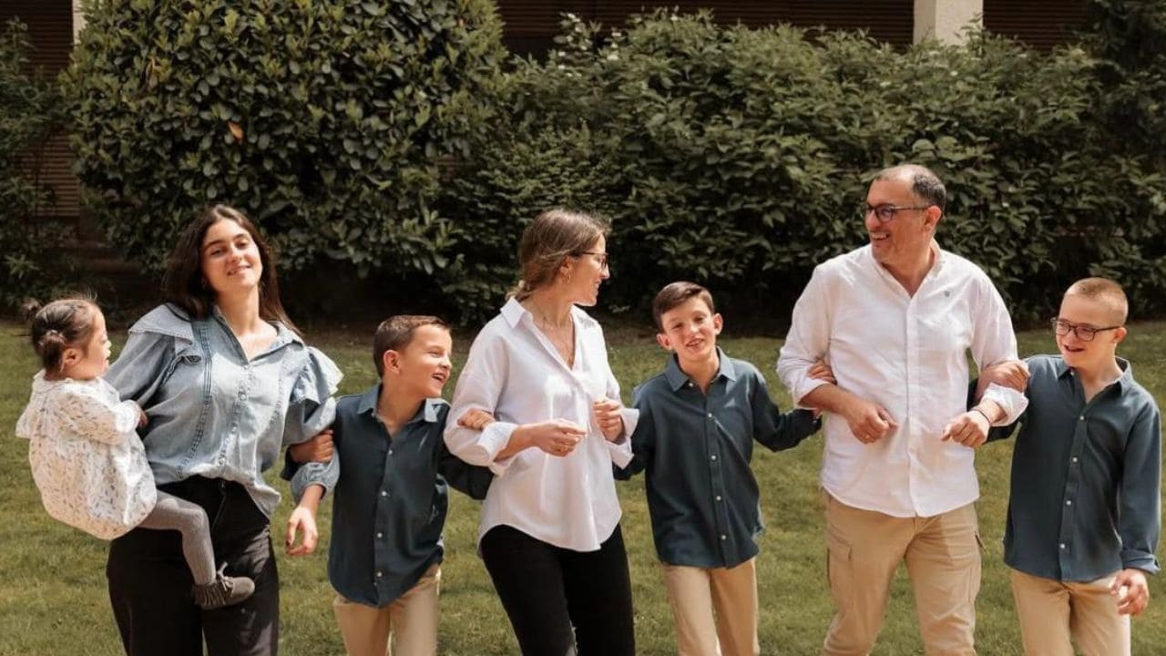 La historia de Lola y Pablo, padres de seis hijos, tres de ellos adoptados con discapacidad