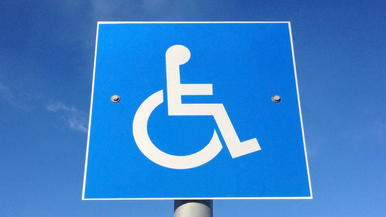 Laura Sánchez, madre de una niña con parálisis cerebral, denuncia el mal uso de las plazas PMR