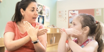 Lengua de signos./ Licencia Adobe Stock