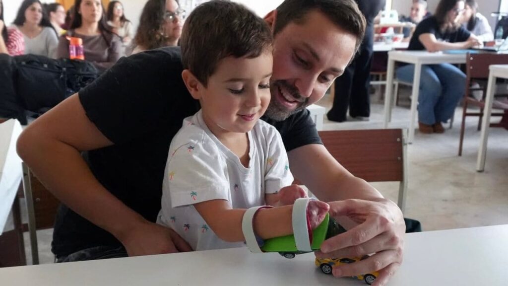 Mael, el pequeño que perdió manos y pies por una bacteria: «Cuanto más grande es la lucha, más grande es el triunfo»