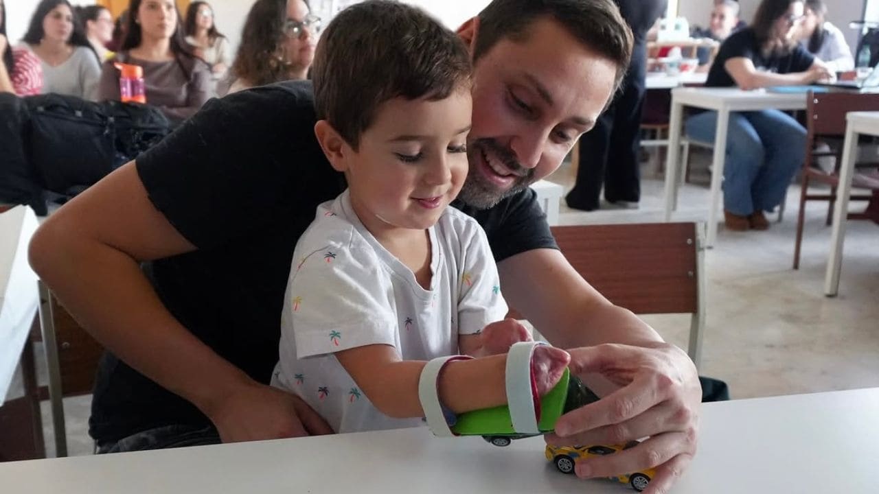 Mael, el pequeño que perdió manos y pies por una bacteria: «Cuanto más grande es la lucha, más grande es el triunfo»