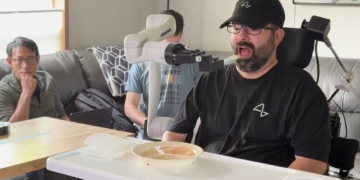 Nick, paciente con parálisis, se alimenta gracias al brazo robótico de Neuralink