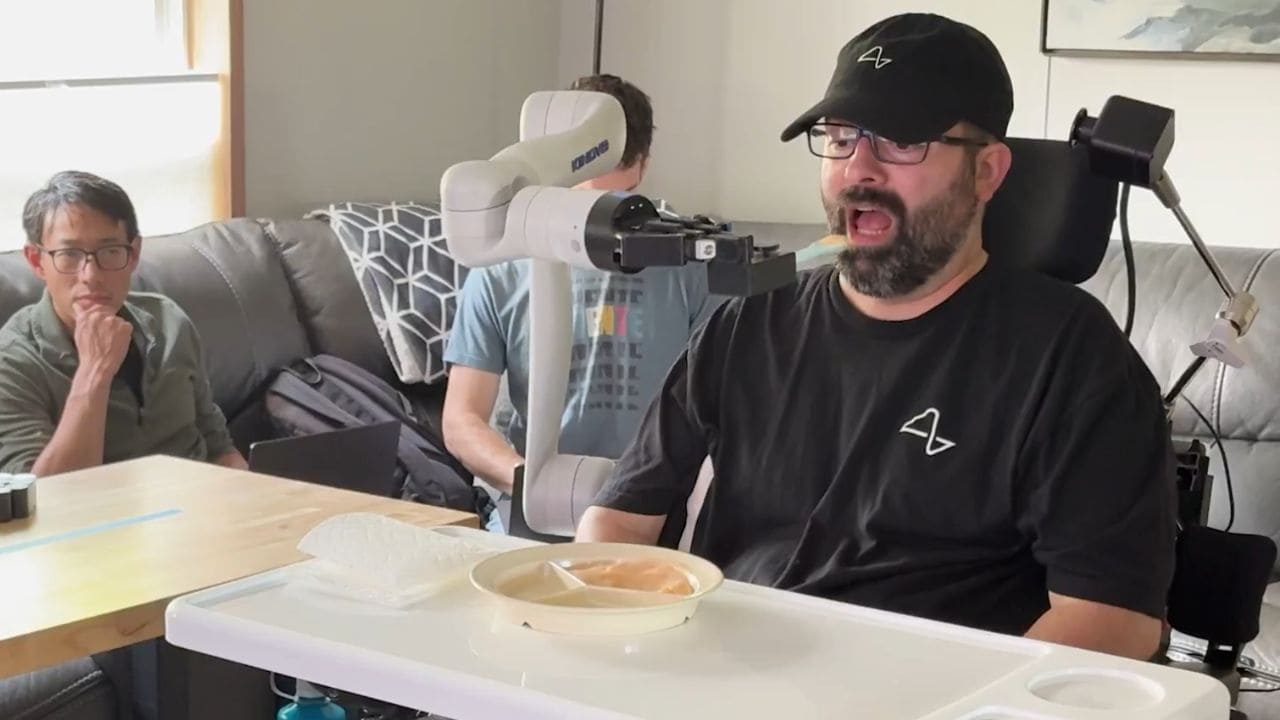 Nick, paciente con parálisis, se alimenta gracias al brazo robótico de Neuralink