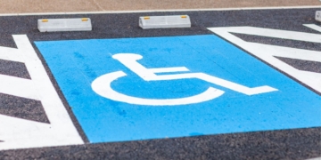 Plaza de aparcamiento PMR./ Licencia Adobe Stock