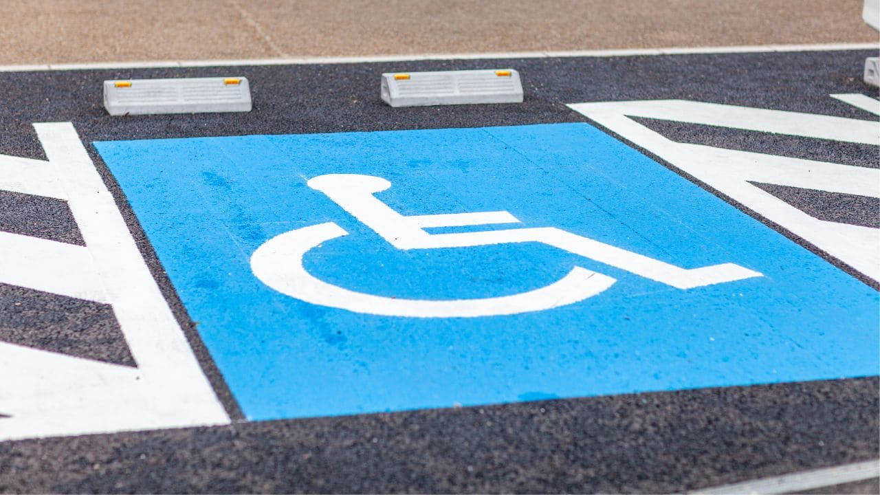 Plaza de aparcamiento PMR./ Licencia Adobe Stock