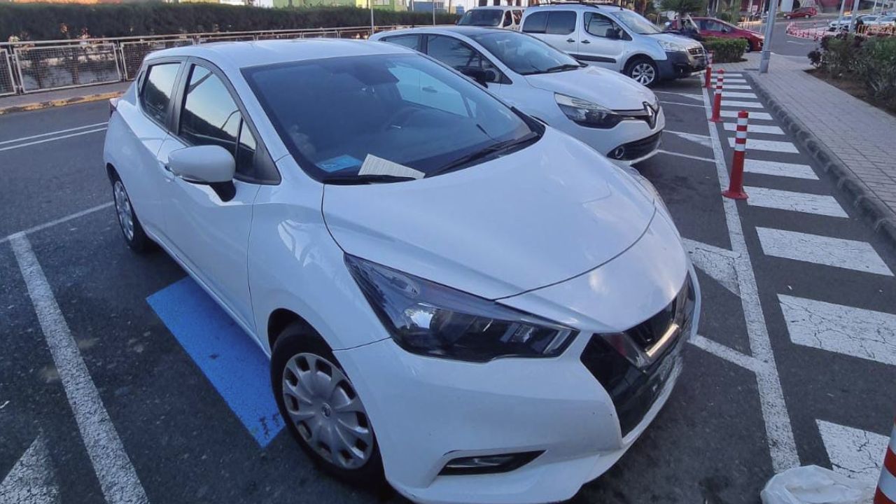 Pillan a una conductora en Las Palmas con una tarjeta PMR de su padre caducada hace dos años