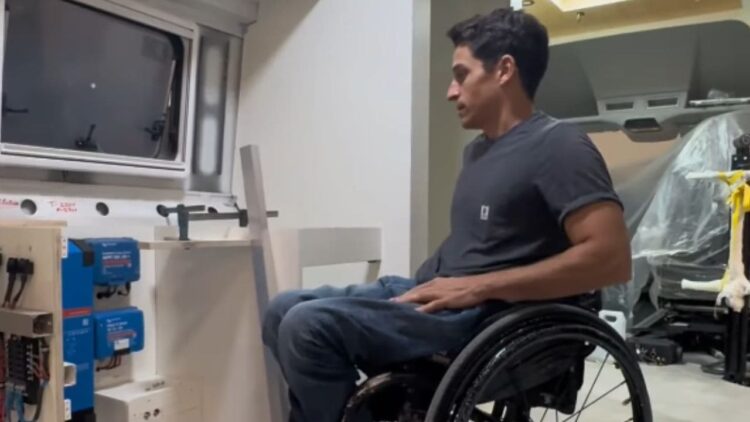 Pablo Tovar muestra cómo camperizar una furgoneta para una persona en silla de ruedas.