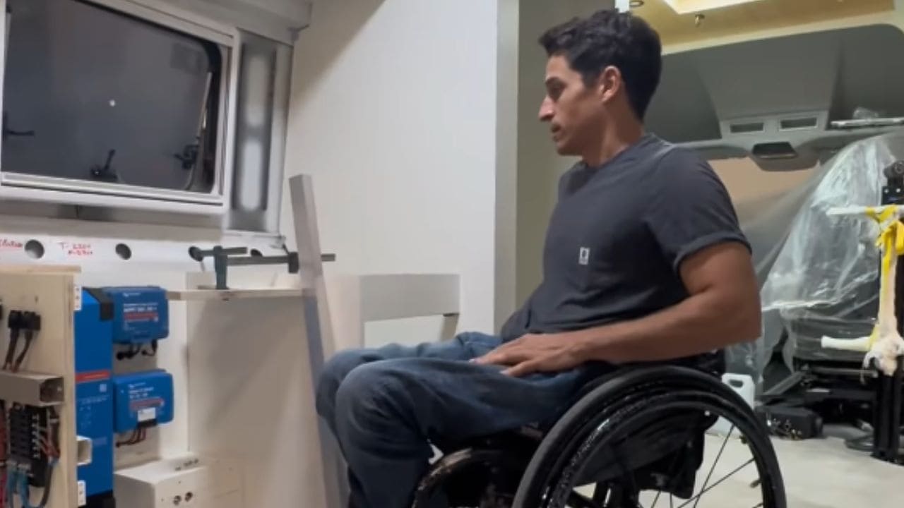 Pablo Tovar muestra cómo camperizar una furgoneta para una persona en silla de ruedas.
