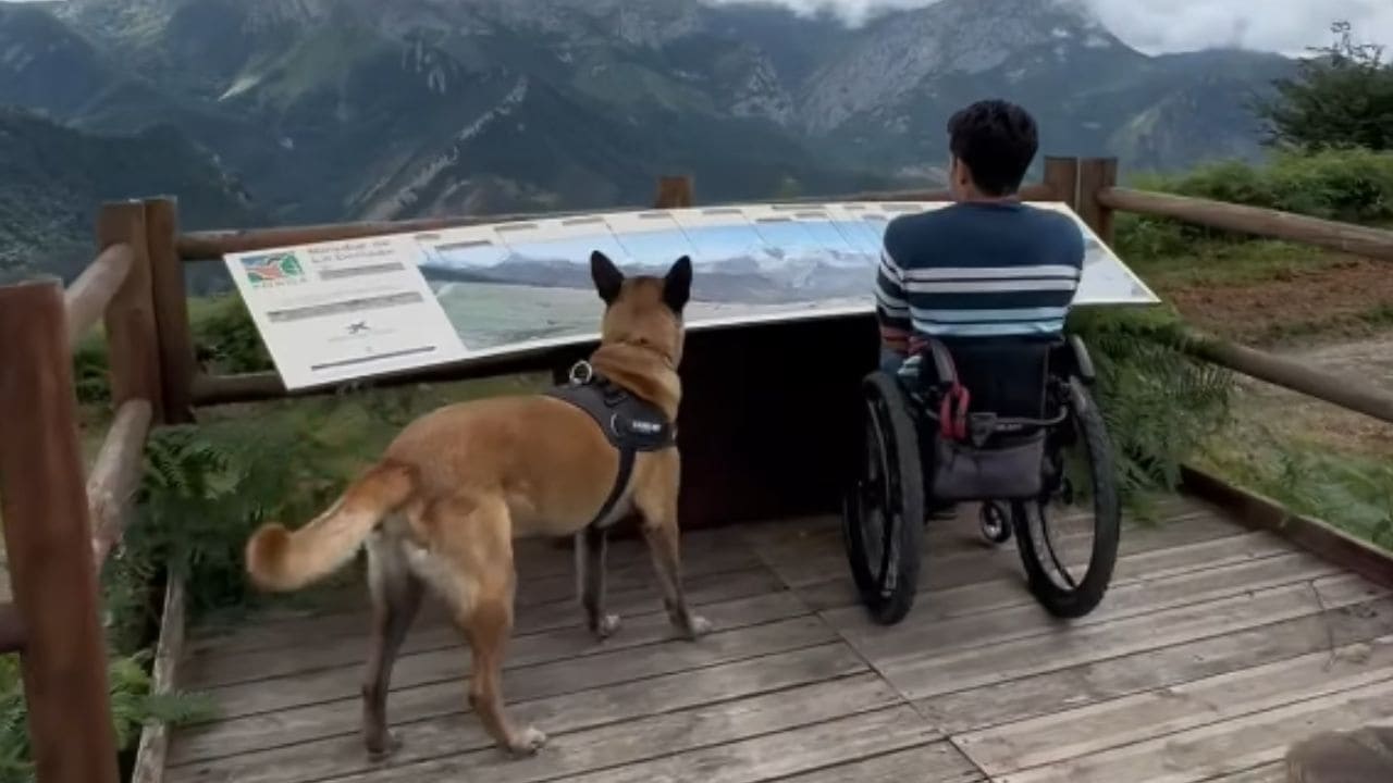 Pablo Tovar muestra un sendero totalmente accesible en plena naturaleza