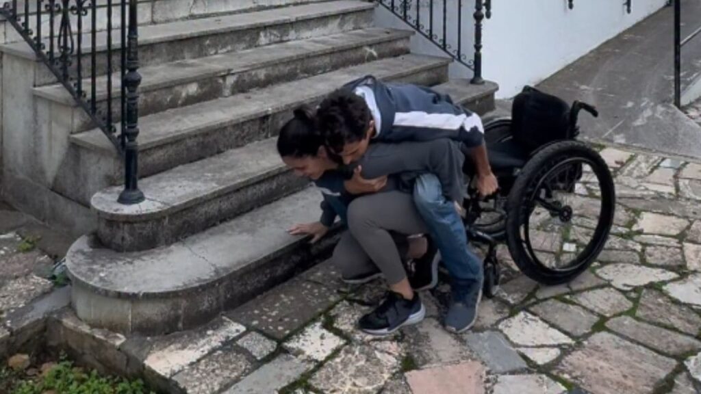 Pablo Tovar muestra el modo «más útil» para subir una escalera estando en silla de ruedas
