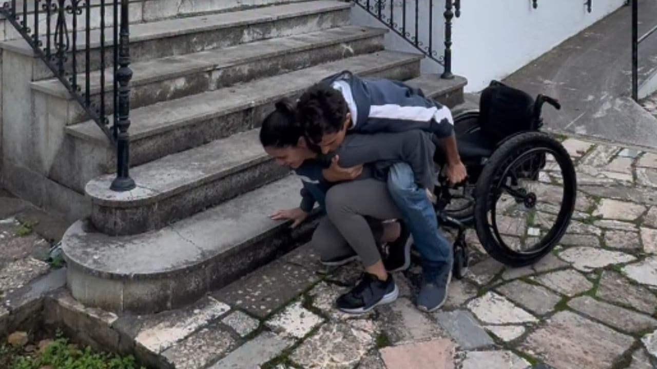 Pablo Tovar muestra cómo subir una escalera estando en silla de ruedas