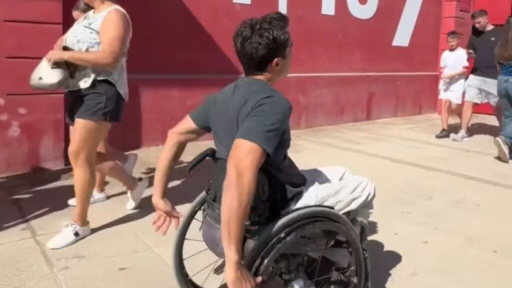 Pablo Tovar muestra la accesibilidad del estadio Ramón Sánchez-Pizjuán para personas con movilidad reducida
