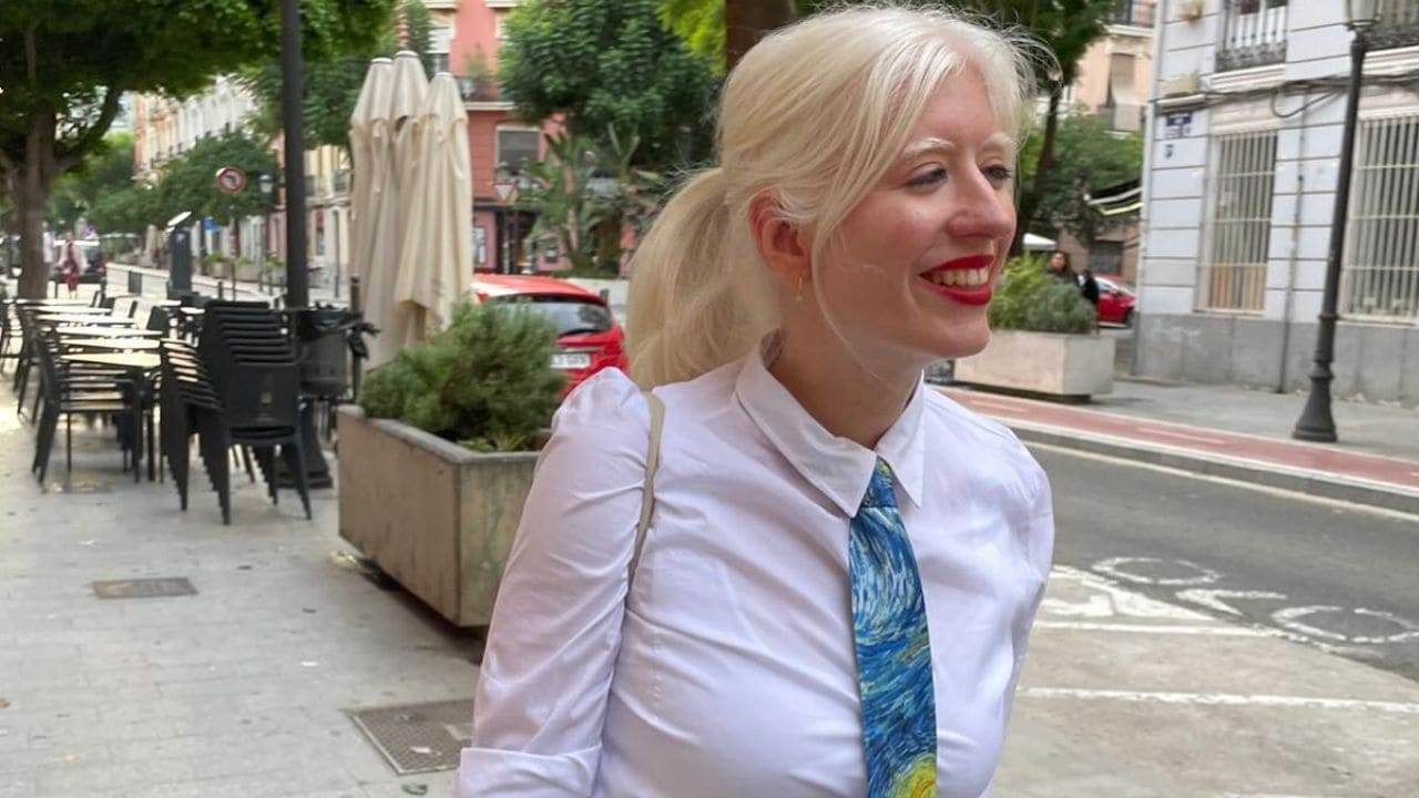 Patty Bonet, actriz albina con discapacidad visual: "Con una sonrisa, la vida se lleva un poco mejor"