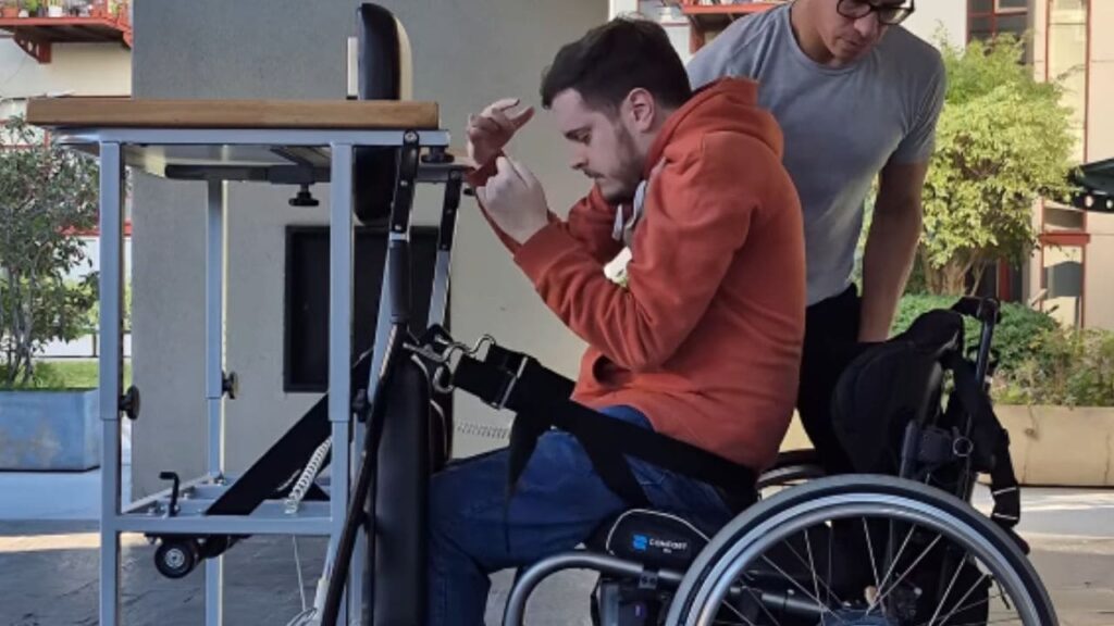 Pity, joven cuadripléjico, muestra los beneficios de la bipedestación para las personas con lesión medular