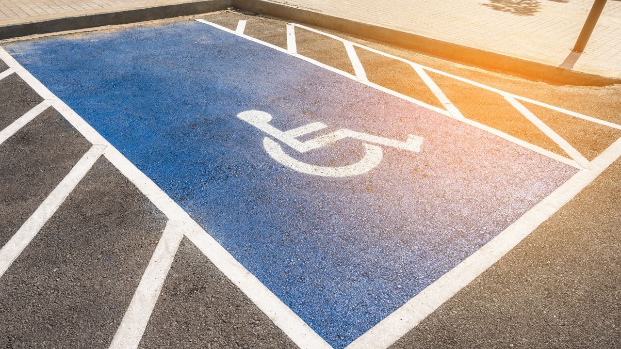 Luz verde del Congreso a aumentar la sanción por aparcar en plazas PMR sin acreditación