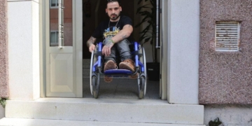 Un proyecto de vida: 'Por mis ruedas', la marca de ropa de Mario Becerra, un joven con espina bífida