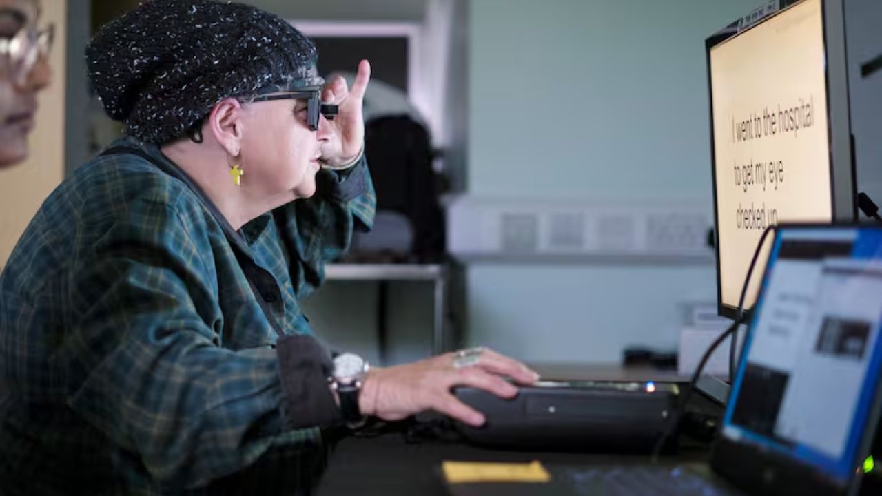 Persona con ceguera irreversible vuelve a leer con una nueva prótesis ocular