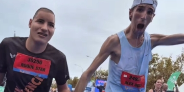 Roque Star y Álex Roca cruzan juntos la línea de meta de la Media Maratón de Valencia