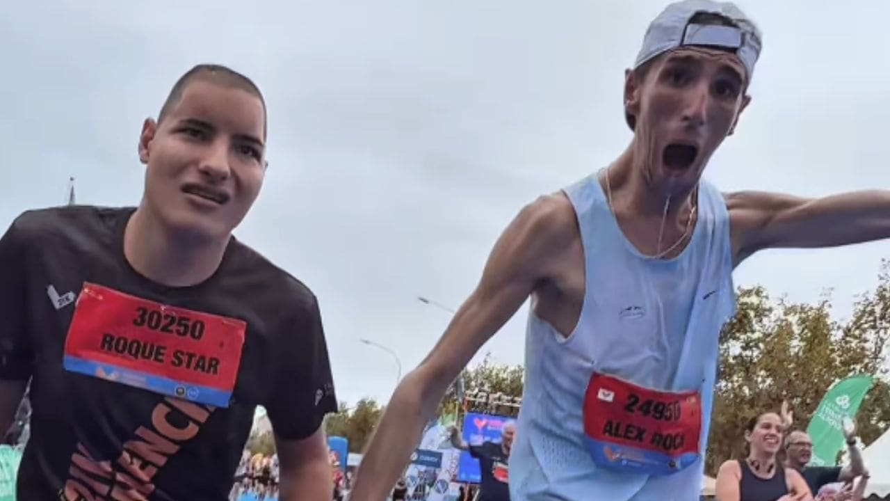 Roque Star y Álex Roca cruzan juntos la línea de meta de la Media Maratón de Valencia