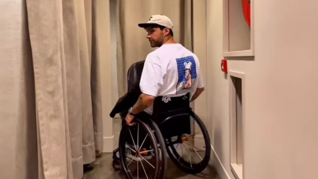 Ruben Nova muestra los problemas de accesibilidad en los probadores de las tiendas de ropa
