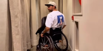 Rubén Nova muestra los problemas de accesibilidad en los probadores de las tiendas de ropa