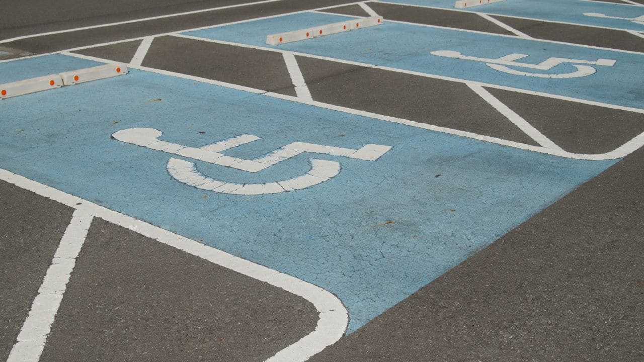 Aumento de la sanción por aparcar en plazas PMR