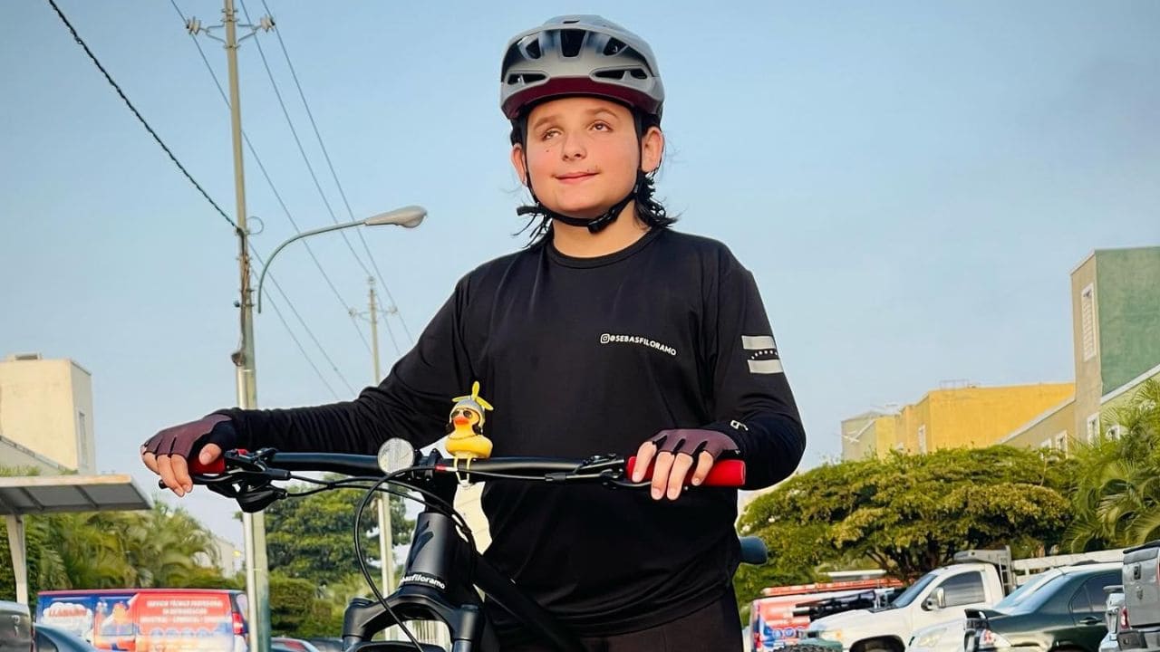 Sebastián, un niño ciego que ha aprendido a montar en bicicleta: "Mi misión es promover la inclusión"