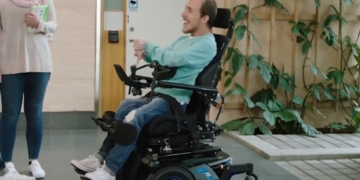 Nueva silla de ruedas motorizada de Rehavita para personas con discapacidad