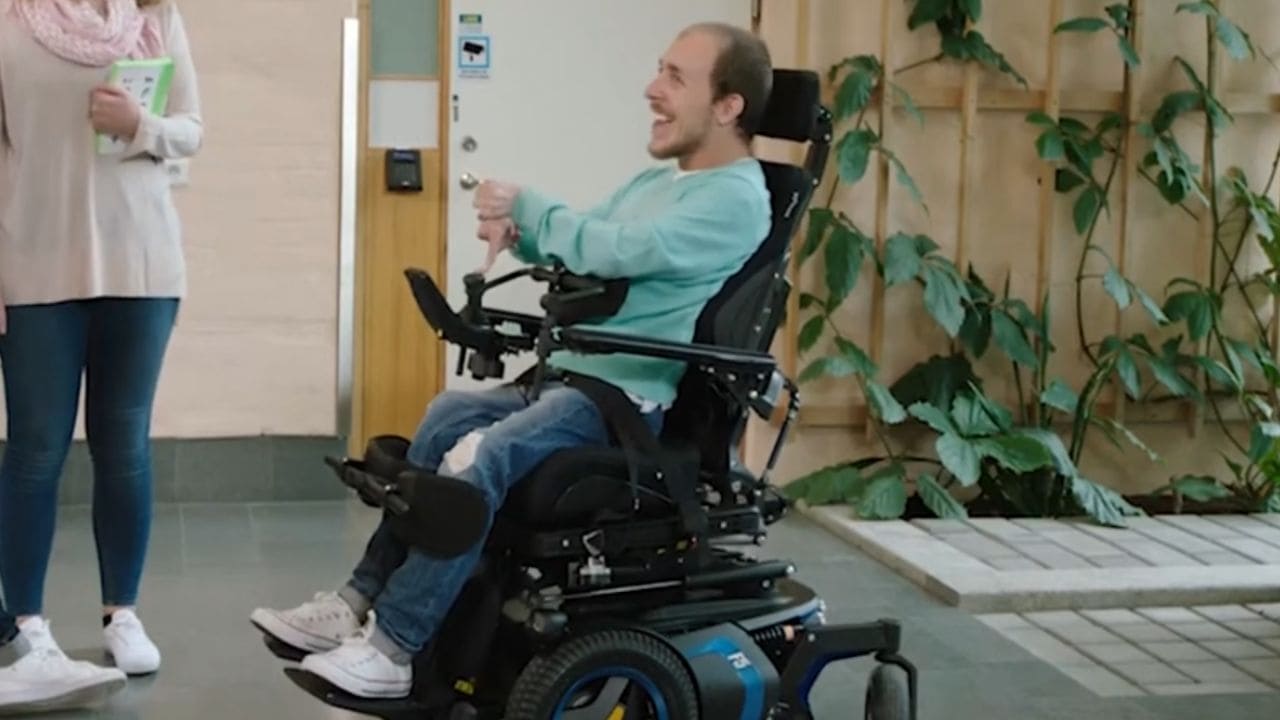 Nueva silla de ruedas motorizada de Rehavita para personas con discapacidad