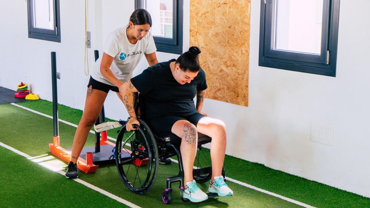 Vicky, fisio y entrenadora personal que adapta el deporte a la lesión medular como «herramienta de transformación»