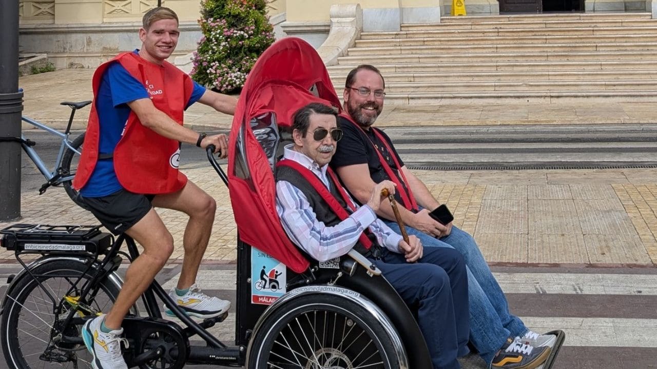 ‘Yayacleta’, la nueva iniciativa para dar paseos a personas mayores con movilidad reducida en el centro de Málaga